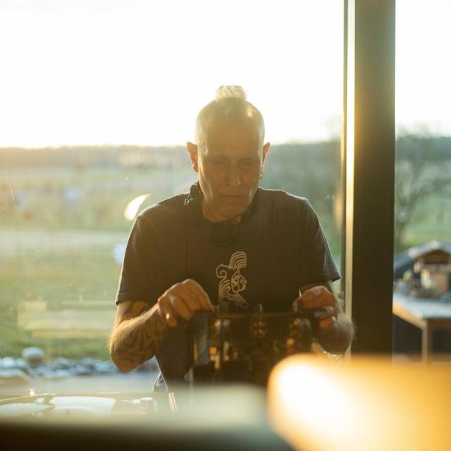DJ TRÁVA